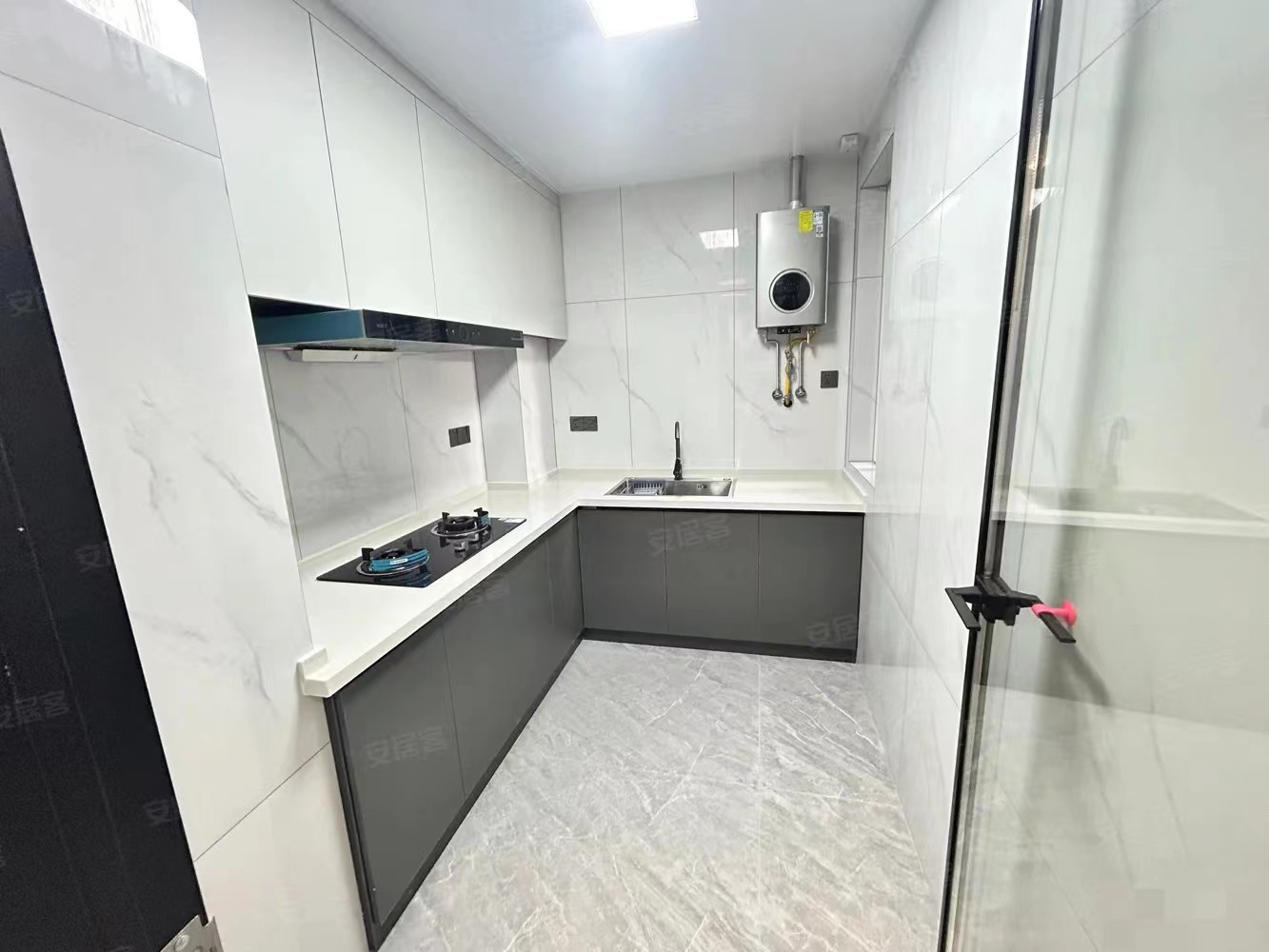 捡漏了，城南森林国际 ，电梯10楼， 全新精装三房 ，下楼就是新二中二小，证满二