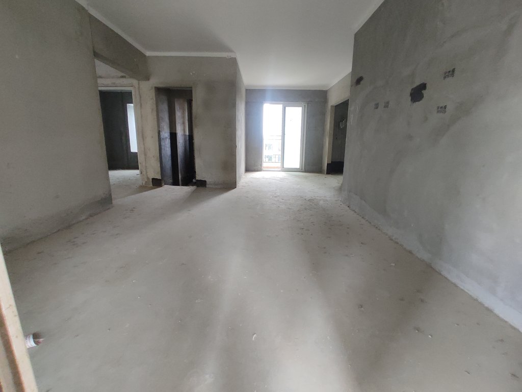 森林国际.毛坯大四房.南北通透双阳台.看房方便