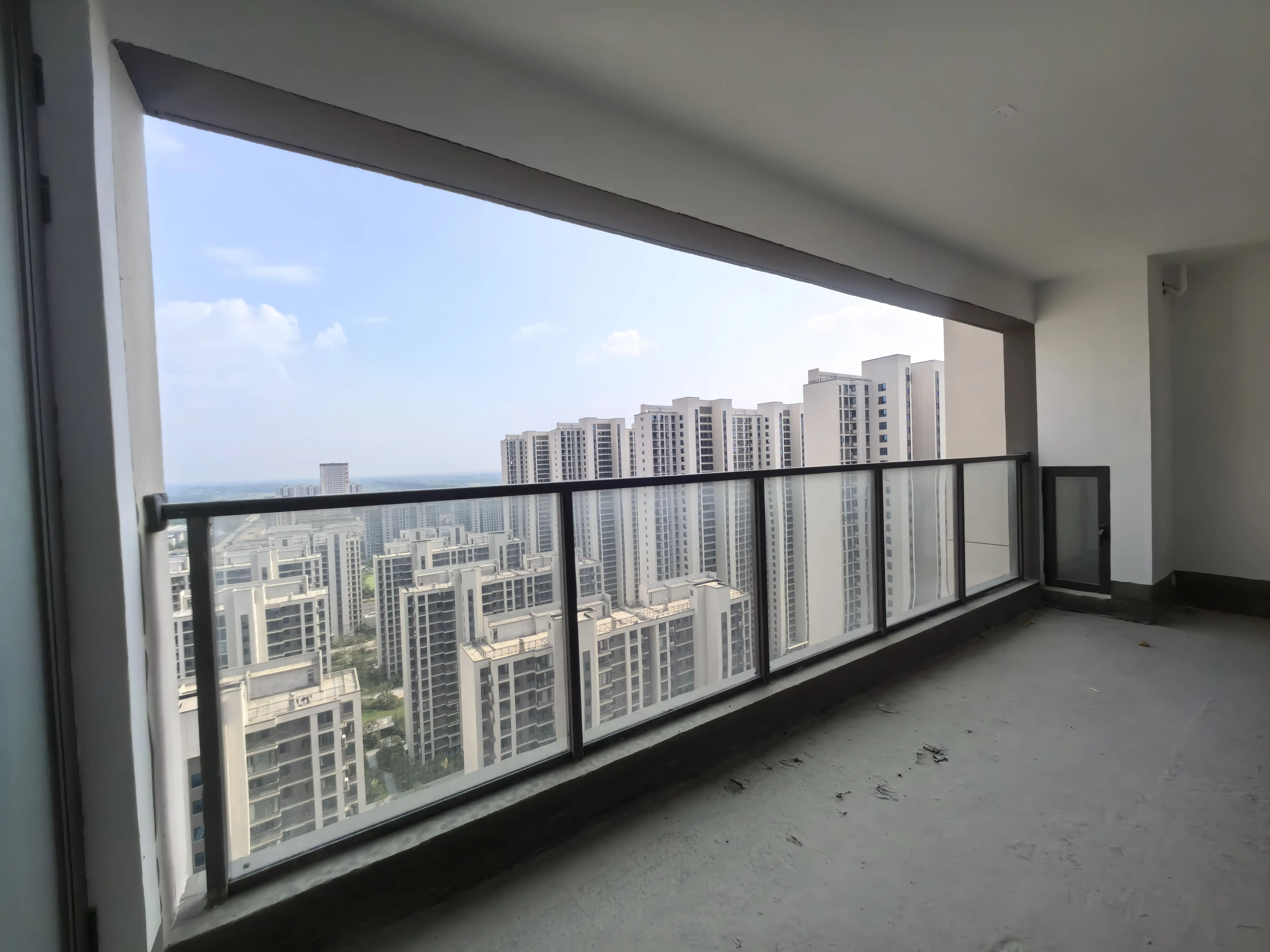 捡漏，城南，吾悦华府，毛坯四房，80.8‮带万‬车位，‮度速‬来秒。好楼层