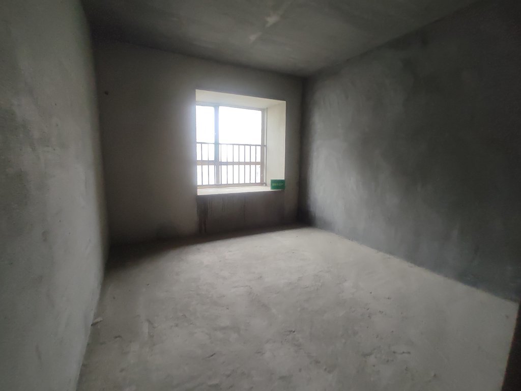 御湖世家毛坯三房单嫁4000多送车位