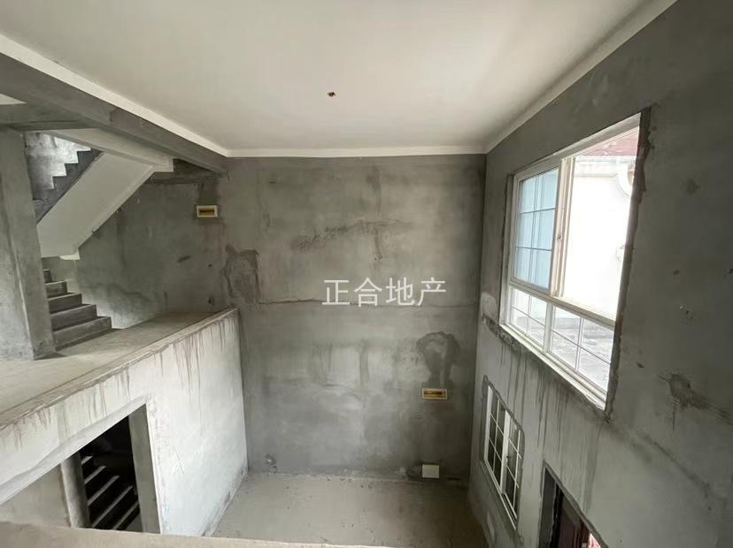 祥生御江湾，联排别墅，边户， 带大院子，两个车位， 朝南北 满两年