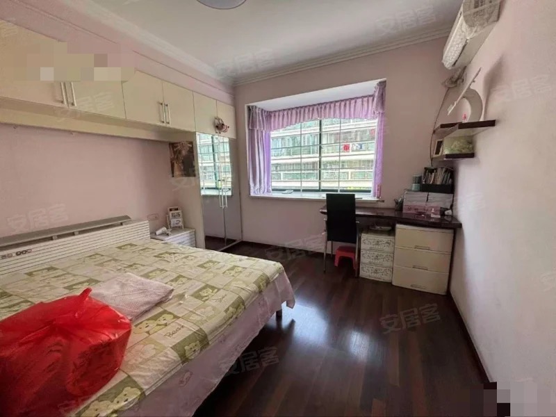 武商附近，步梯3楼，龄新，精装3房2卫，单价3000，成色新，南北通透