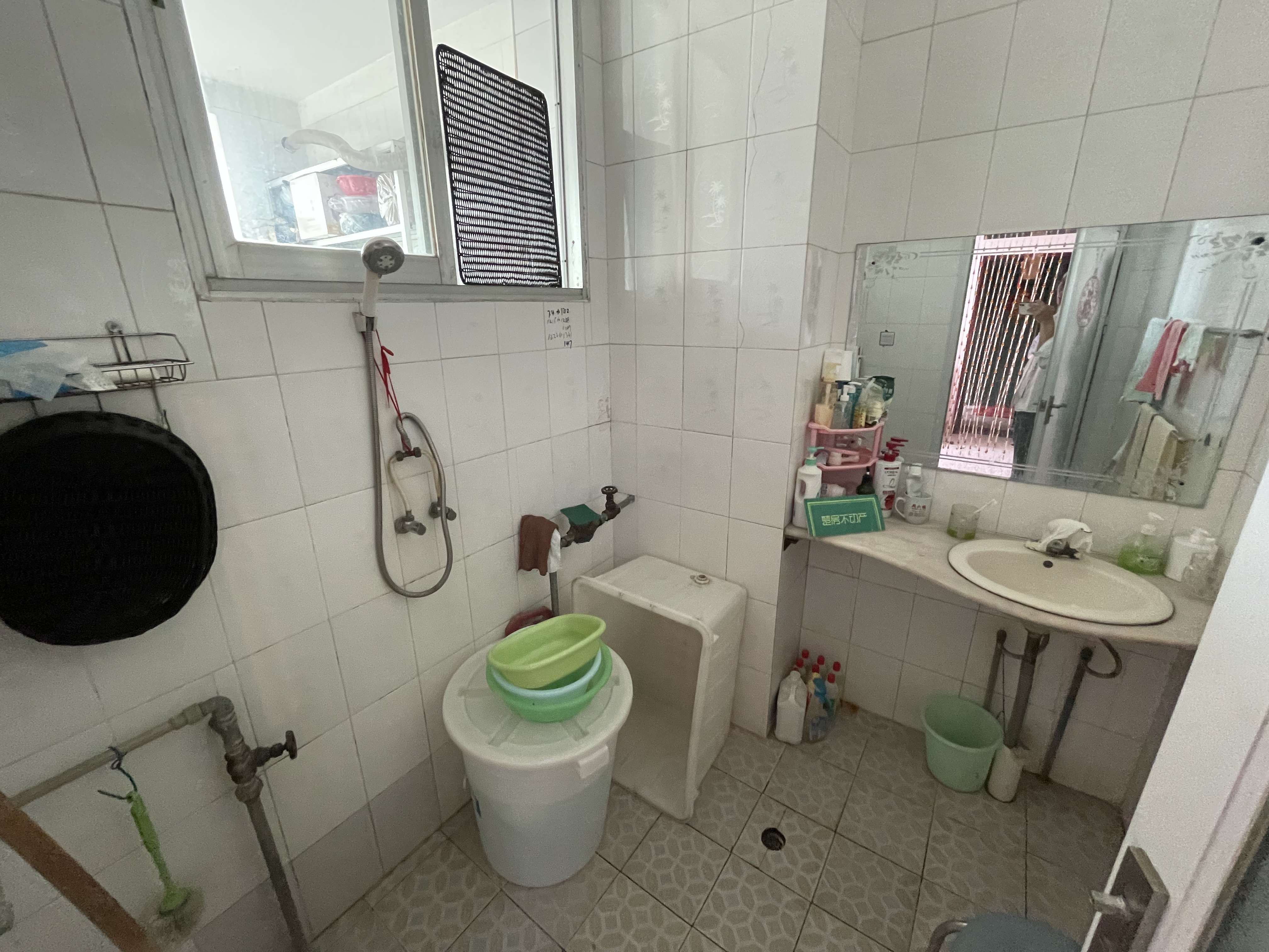 地苑小区沔阳大道步梯两房对面是四钟