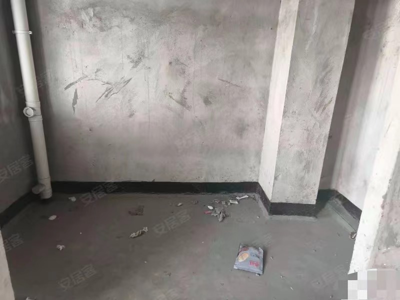 256，城南，沔阳旁，手付1万紫金城，单价4300，中间好楼层，毛坯大三房