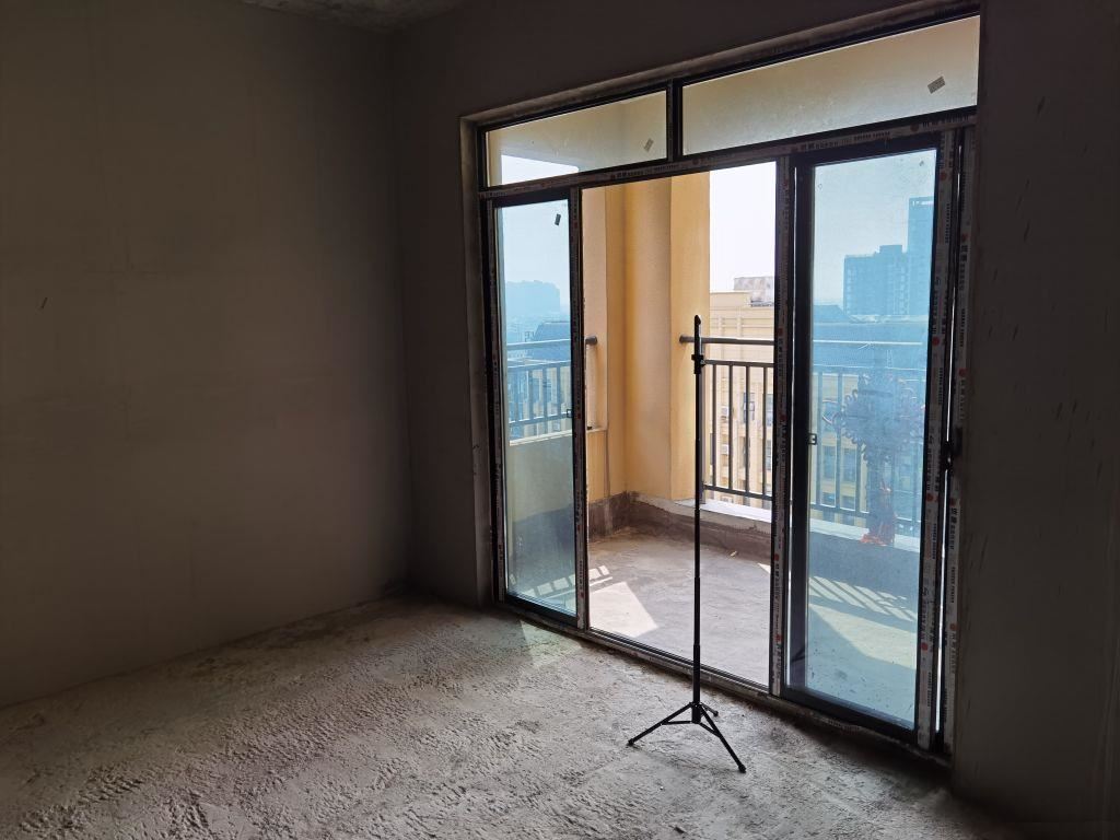 环球 城毛坯三房南北通透支持按揭 看房