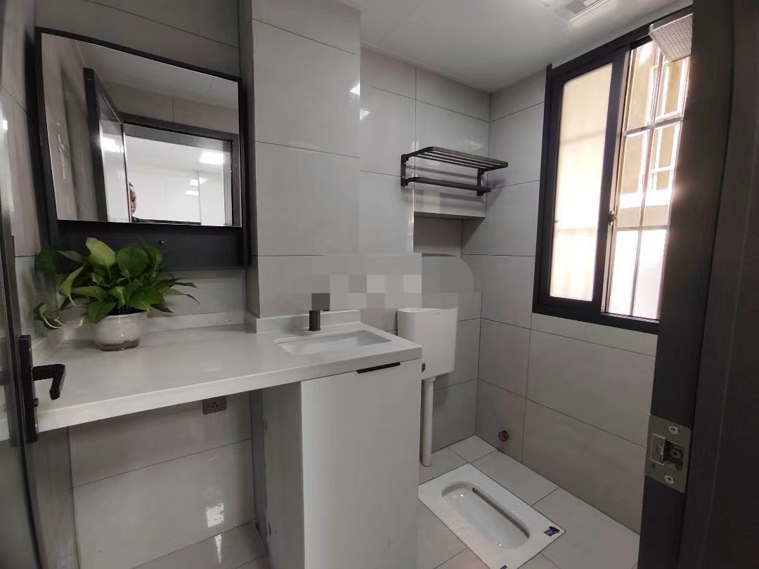 142？房东诚心出售，养老蛮好，精装3房，证件在手，有院子停车