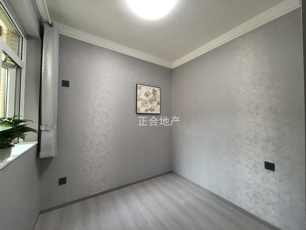 仙桃一中对面，和合国际五期，精装三房，全新装修，拎包入住，老证，人车分流