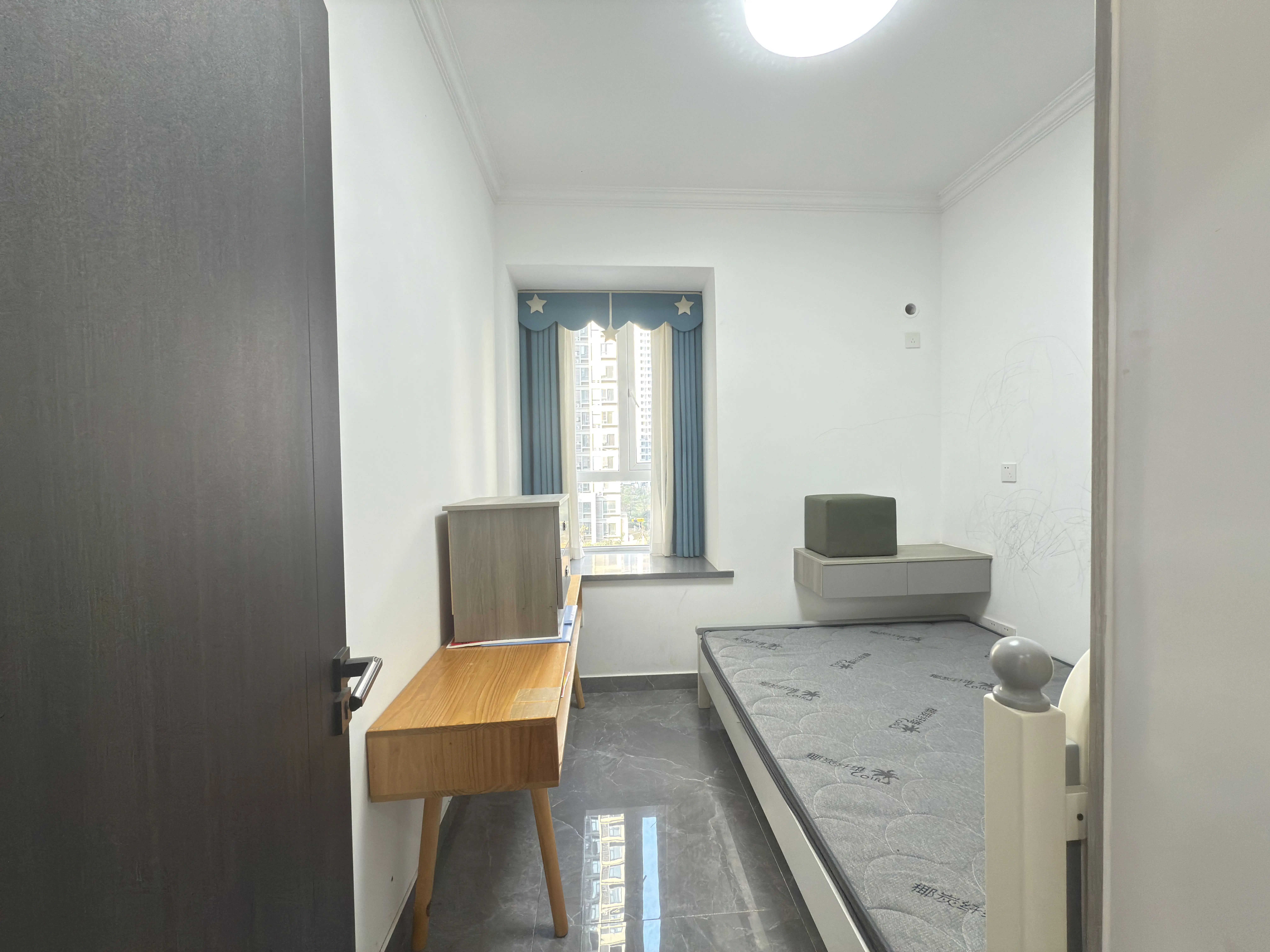 风和日丽，精装四房，全新装修，南北双阳台，单价5千多，证满二