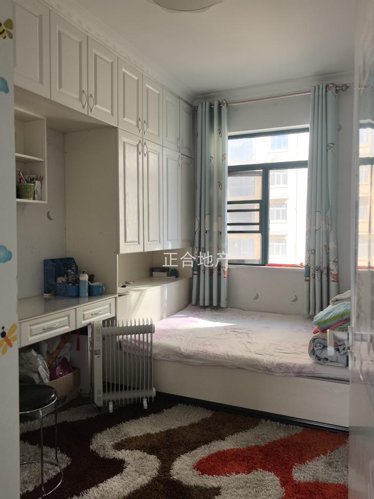 城东，精装三房，装修成色新。电梯小高层，好楼层，单价4860，满五