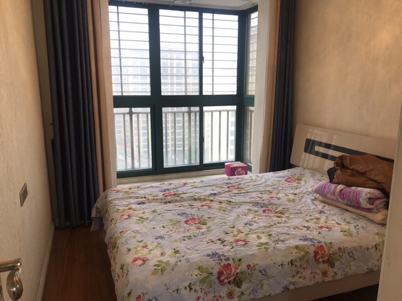 新城壹号4期四室两厅两卫两阳台 装修房子保养的好光线好上学方便