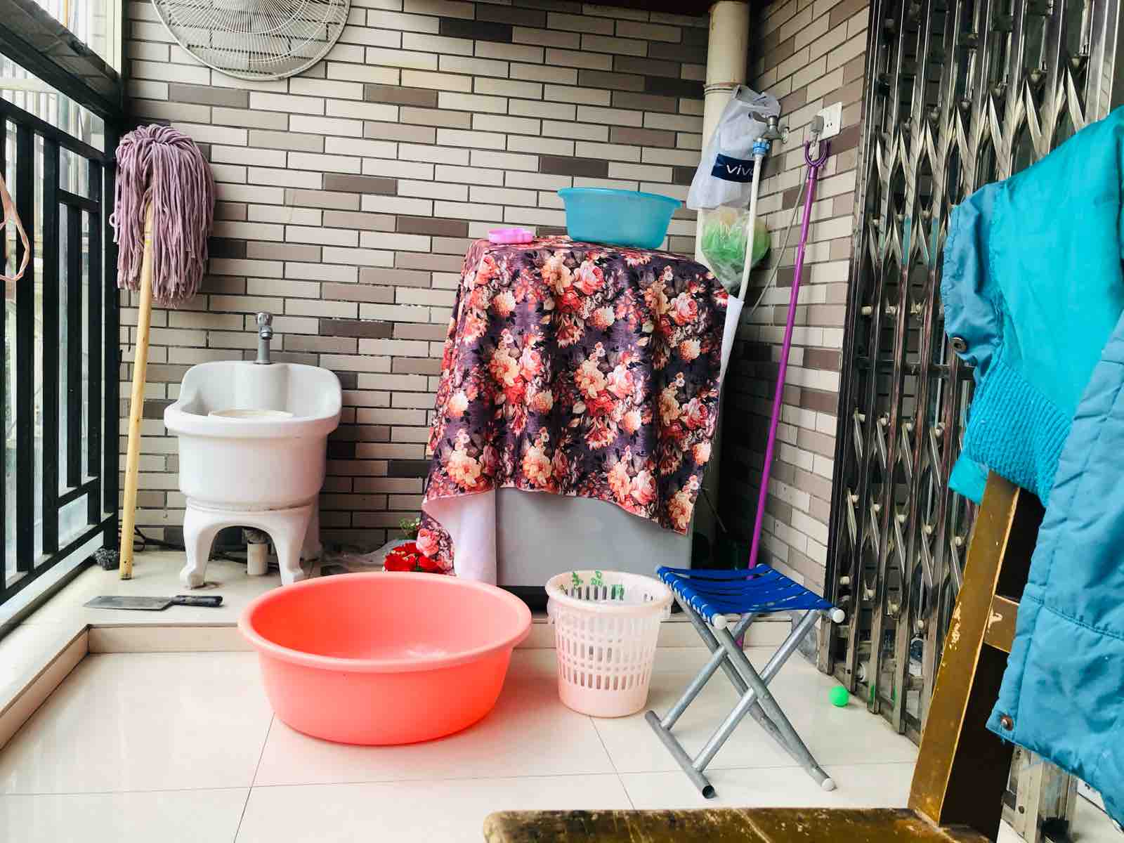 沃尔玛旁边华泰家园带装修，步梯好楼层，看房方便