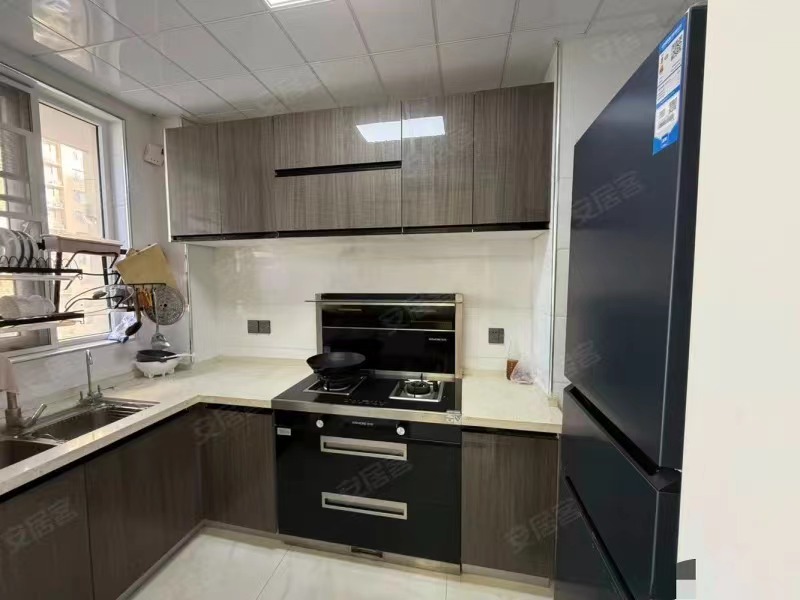 247，仙桃xiao学新三中，单价4800，精装3房2厅2卫，9成新，电梯中间楼层证件满2，双阳台