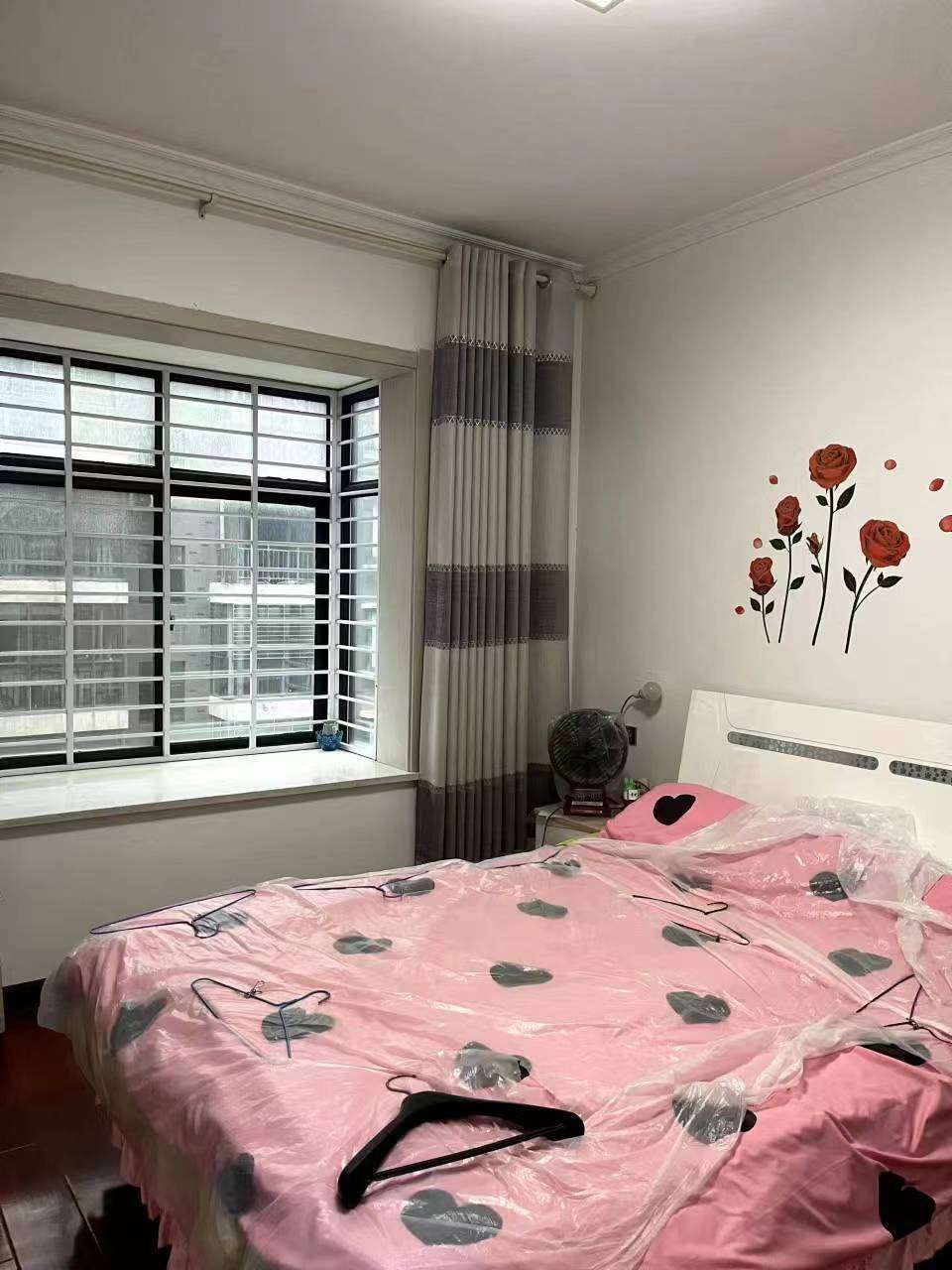 亏本急售，电梯大三房，精装，南北通透，证满二