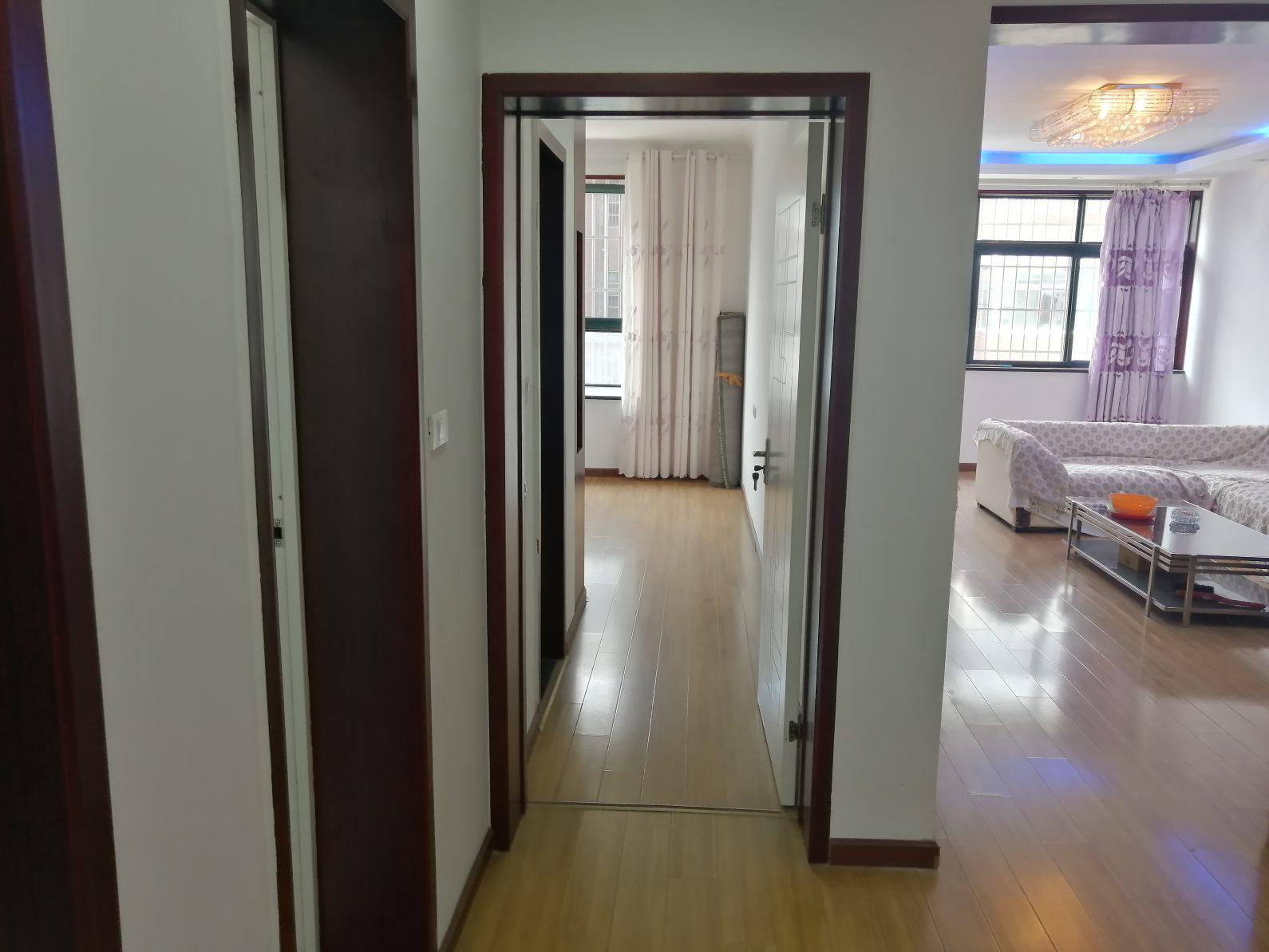 金色港湾精装修113平三室两厅两卫送车库62万