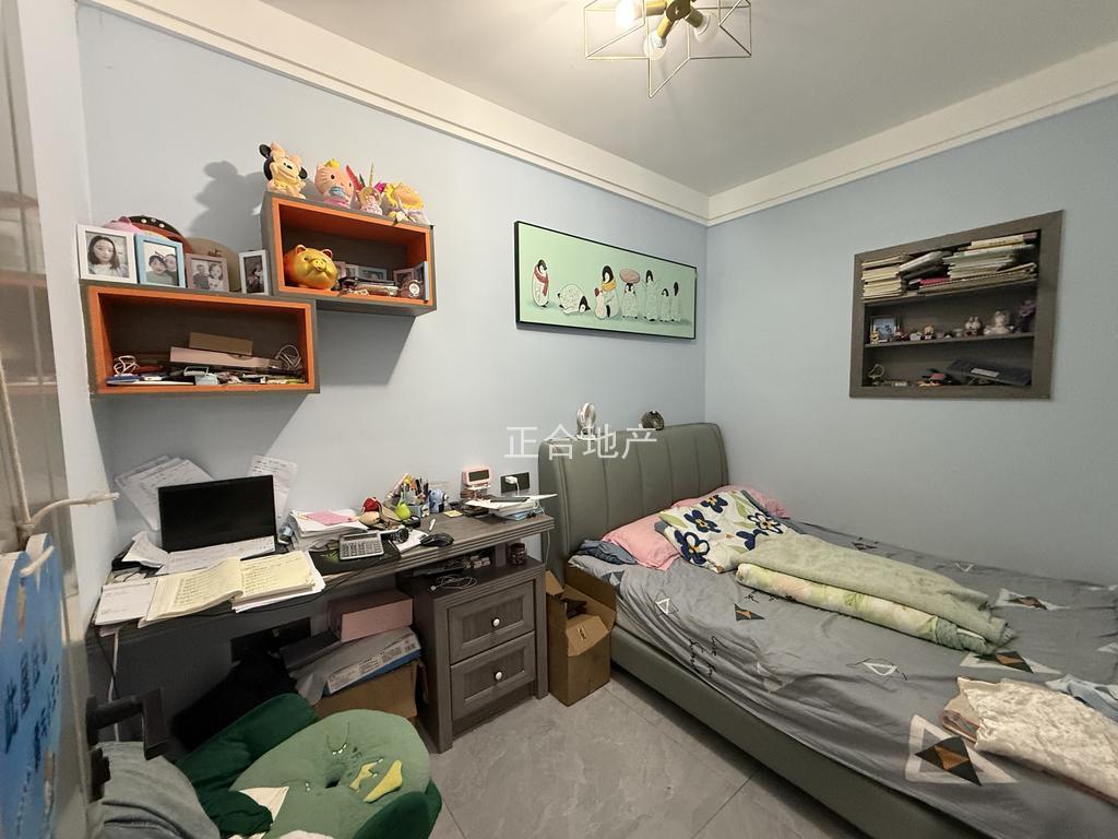 房东急卖，商城附近，交通路，步梯二楼，精装三房，9成新，证满二