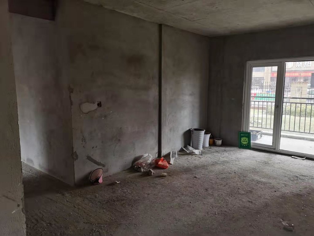 满庭春毛坯一楼三室两卫带院子看房方便房东诚意出售