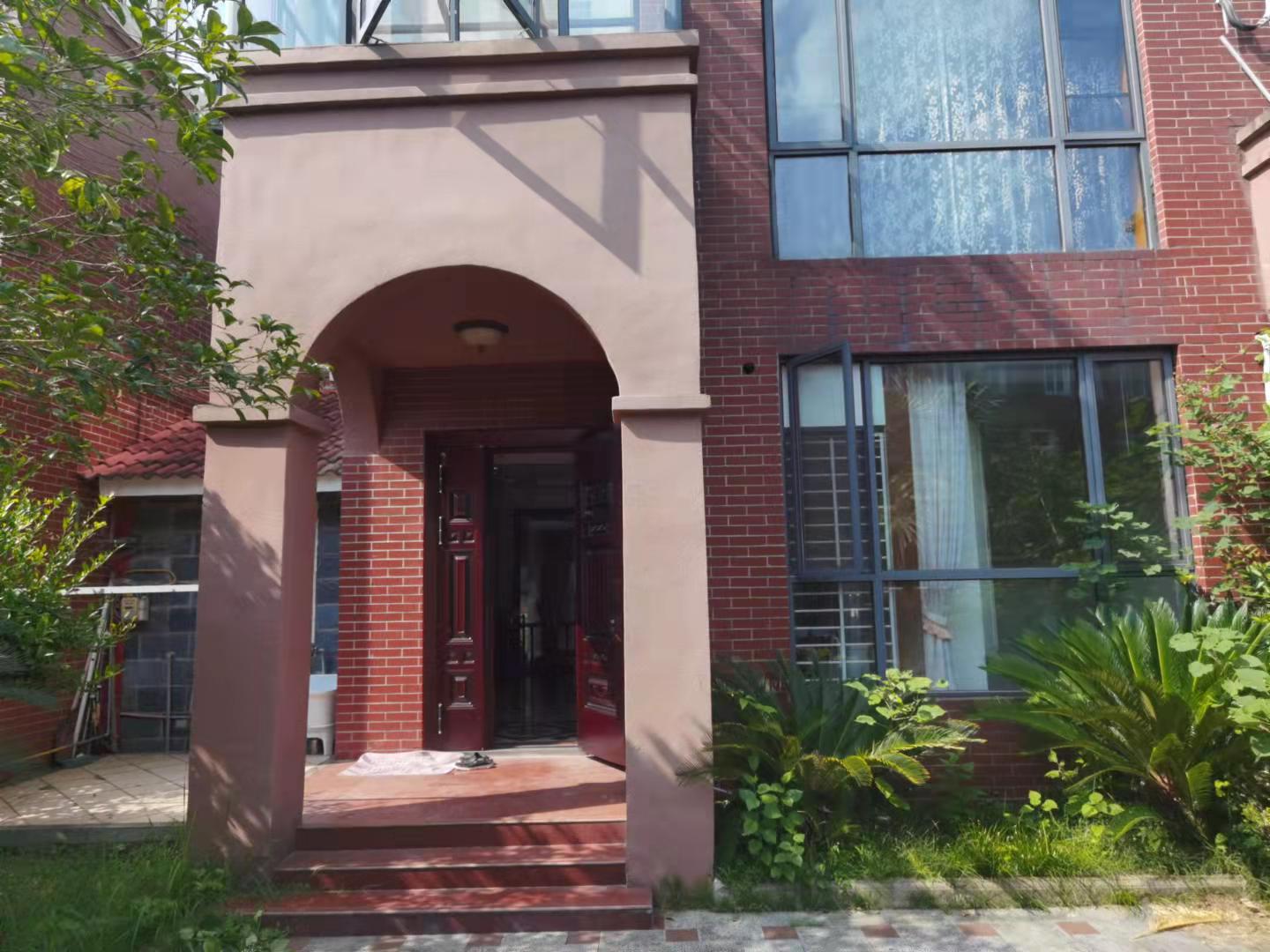 西郊庄园乡野别墅乡村花园壕装联排别墅，一线水景，装修花了100多，养花养草可钓鱼