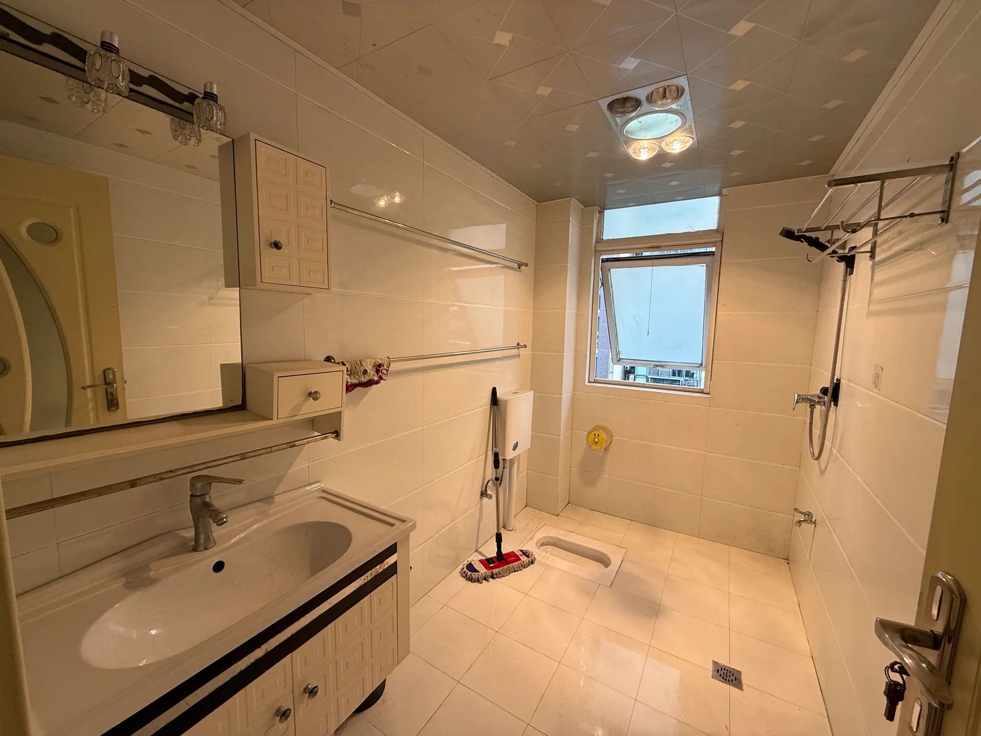 快来捡漏，仙桃xiao学旁，中央华府，精装三房，单价3700左右，1梯2户，好楼层