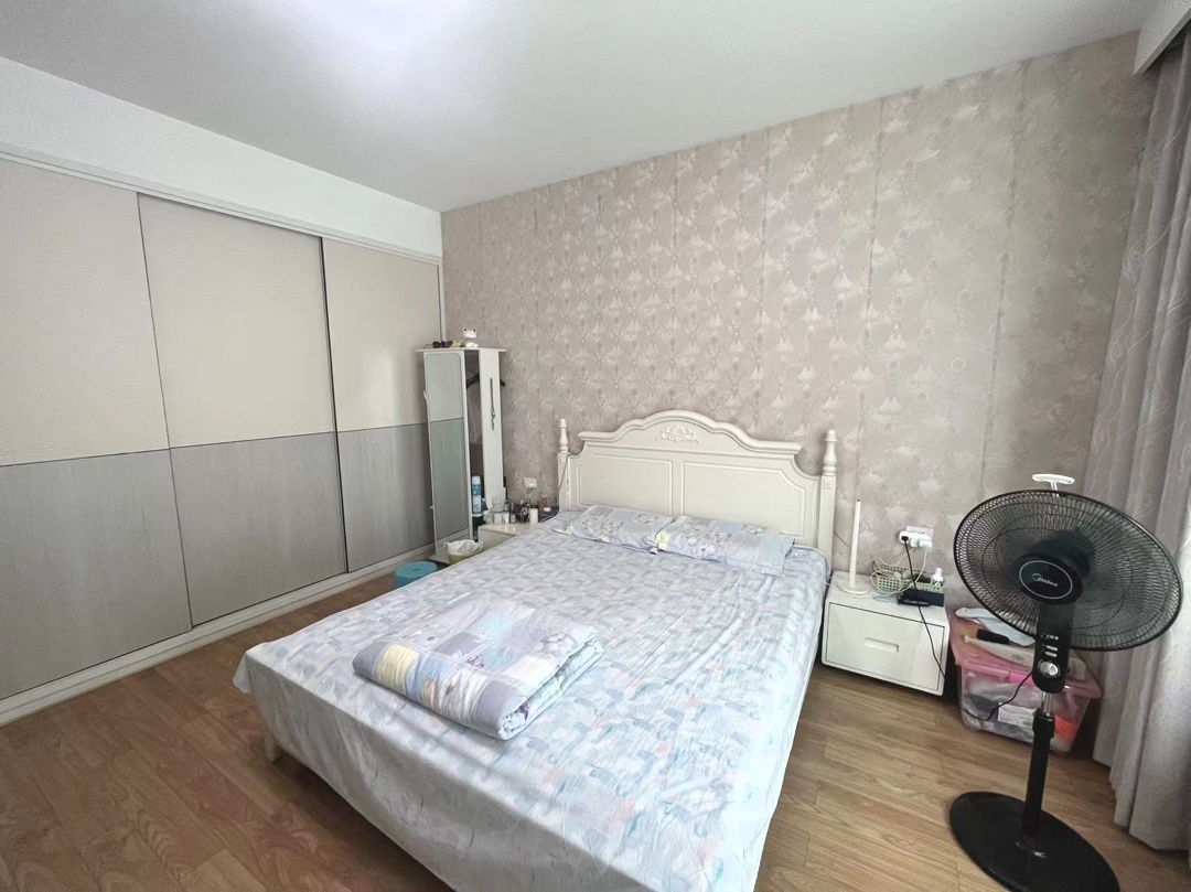 仙桃一中旁，大边户，全屋暖气片，品牌家具家电，带一个车库，好停车，