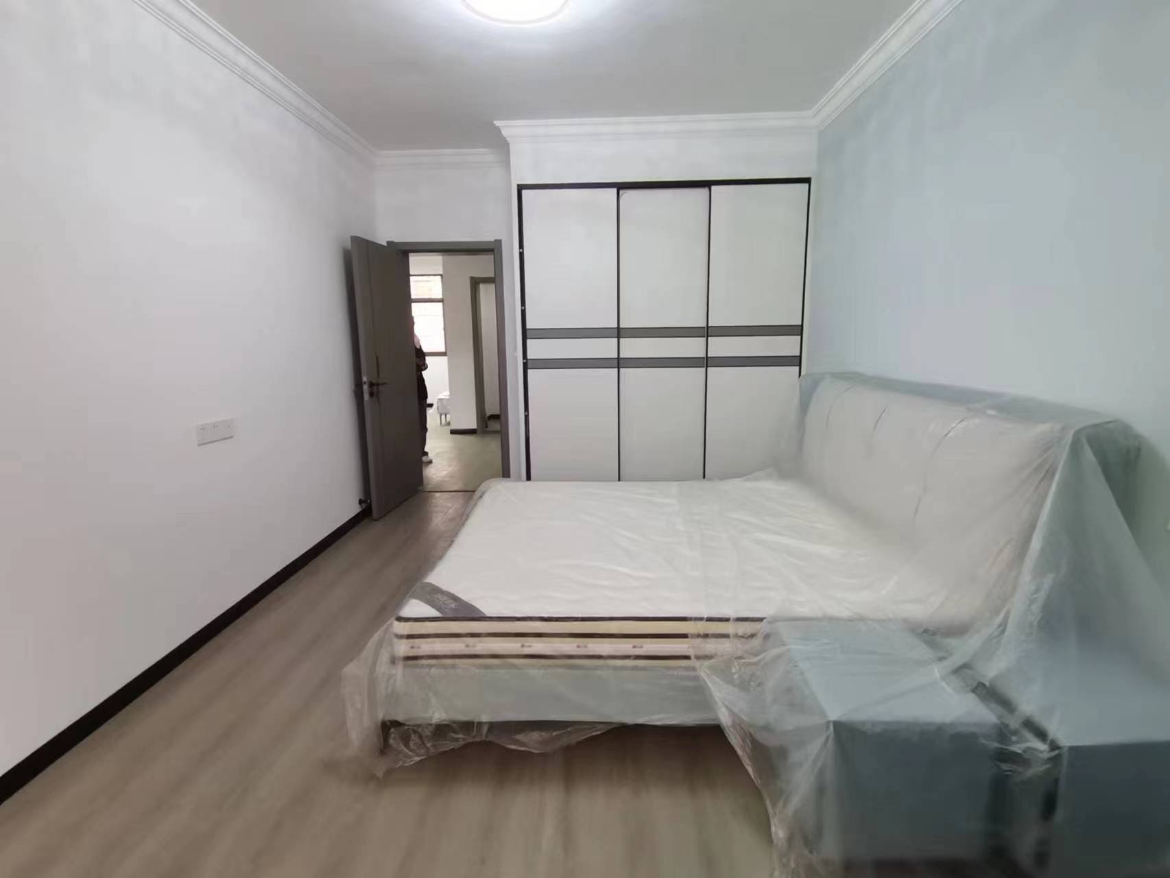 一建宿舍商城附近三钟旁边热闹凡华的位置全新装修