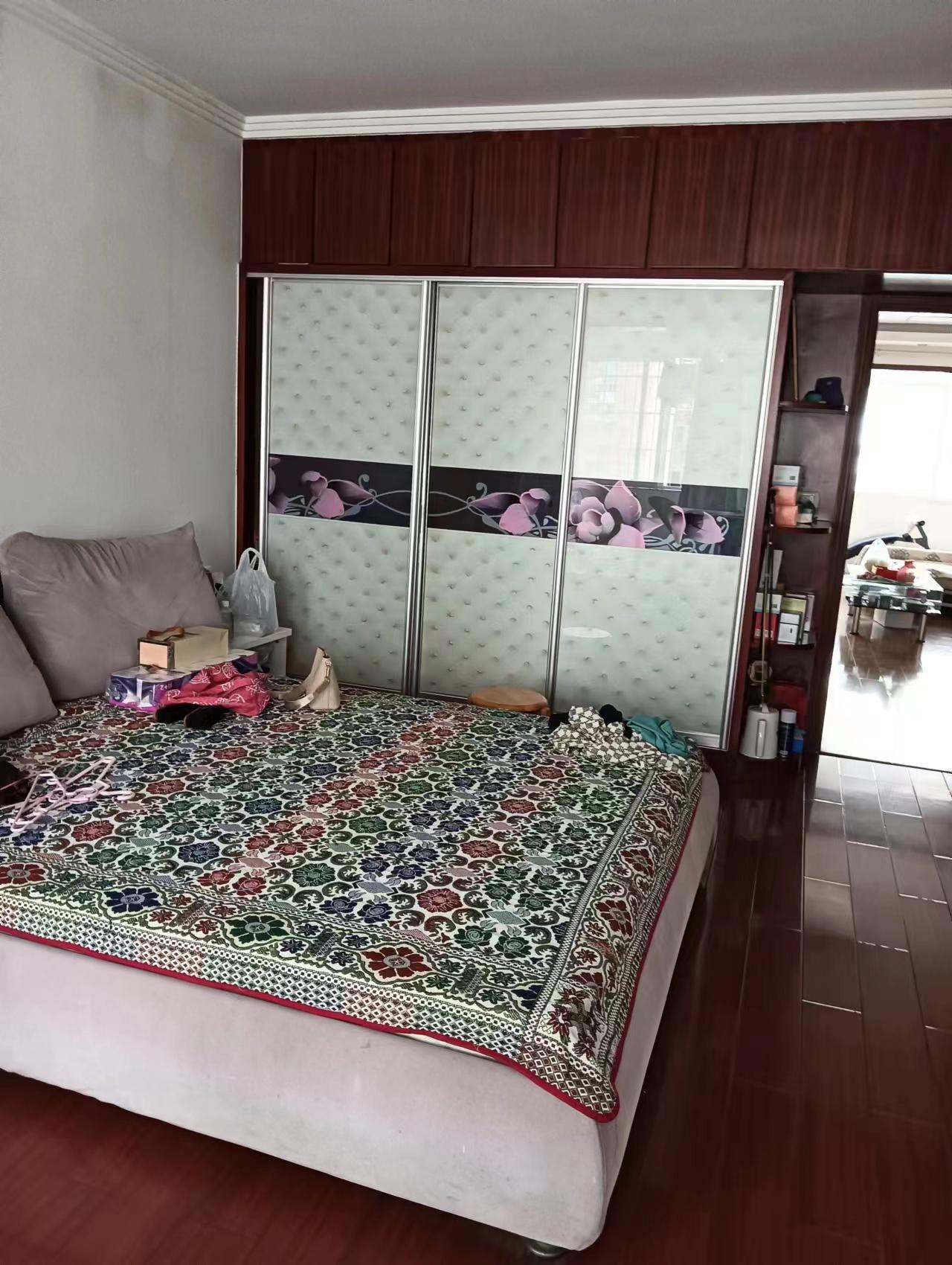 城南，沔阳公馆对面电梯房，精装三房，单价3500不到，拎包入住