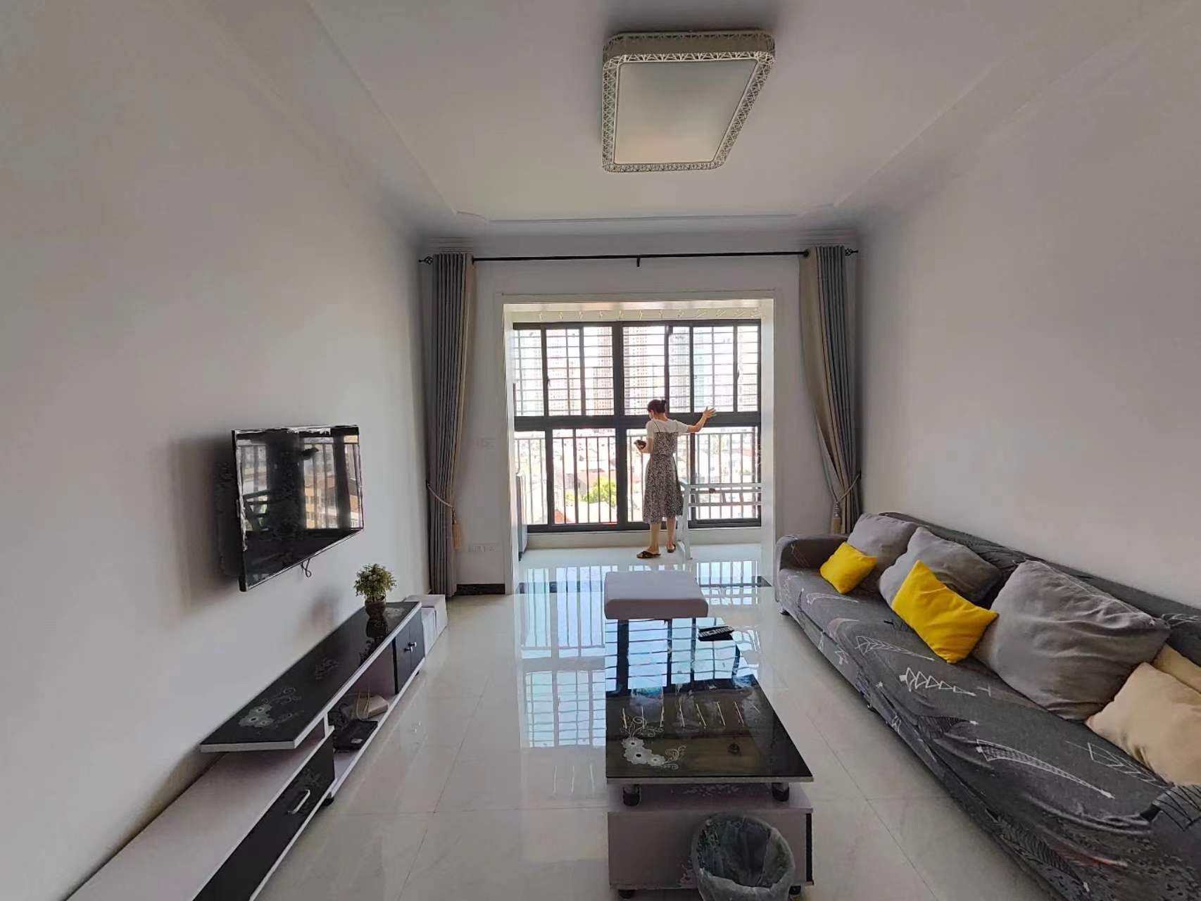 沃尔玛对面的南国明珠电梯精装大两房出租，家电齐全的很，房子保养的非常好，直接拎包入住