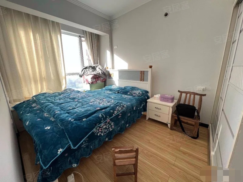 业主诚心出售，和合国际，精装大两房两厅两卫，中间好楼层，证满二