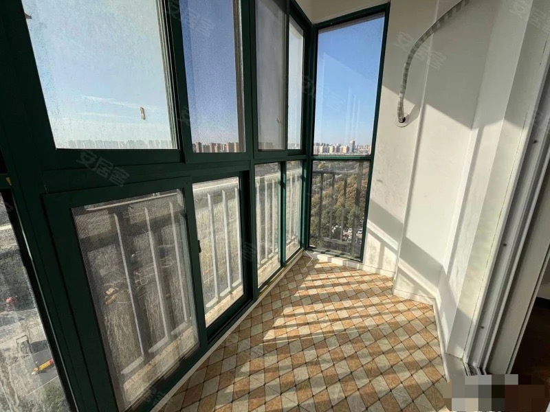 降价了，亏本急售，一中对面，电梯精装3房，单价4100，成色新！中间楼层，拎包入住