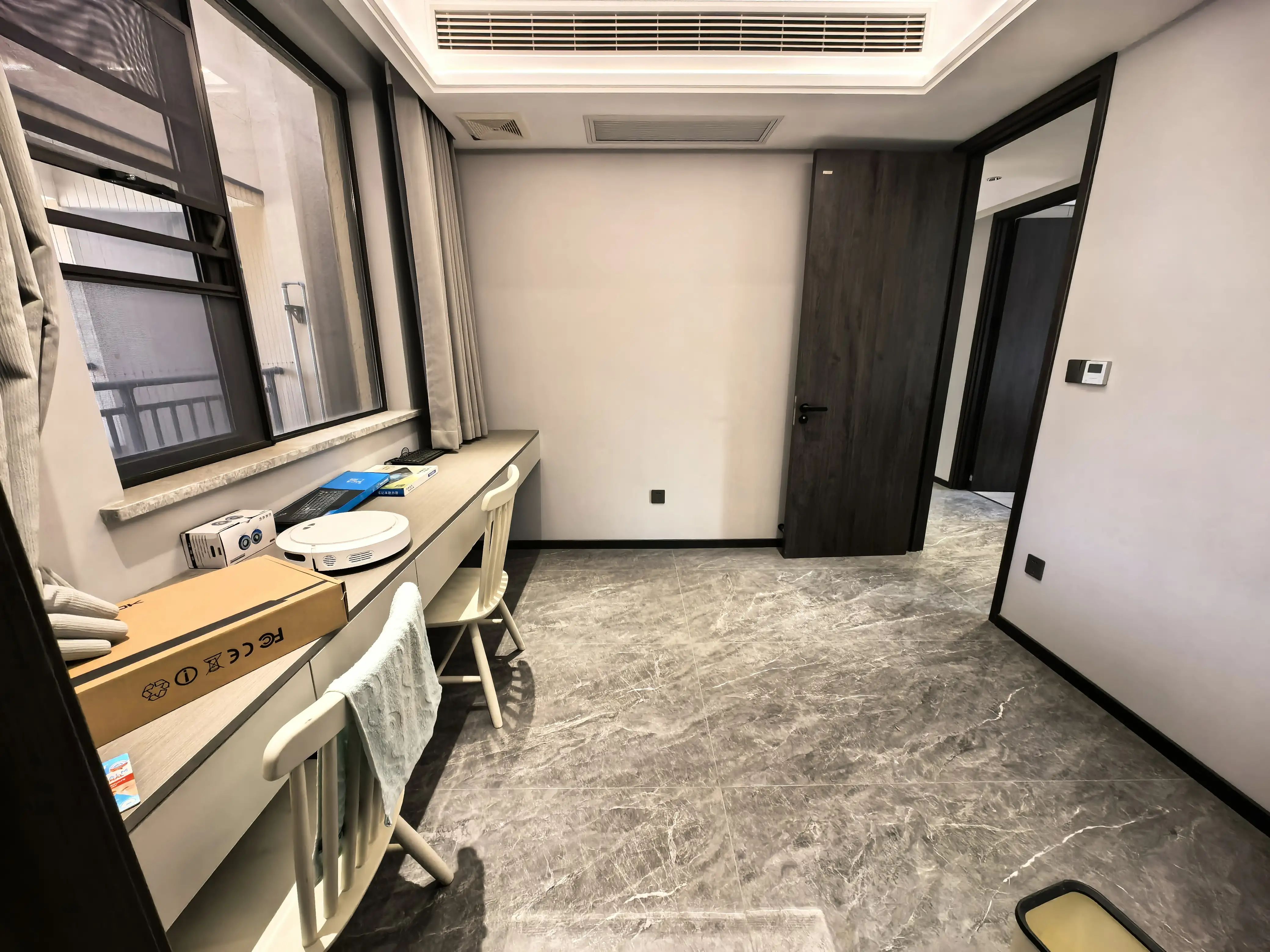 城南，荣怀，顶复，带天台阳光棚，精装四房，成色新，诚心出售