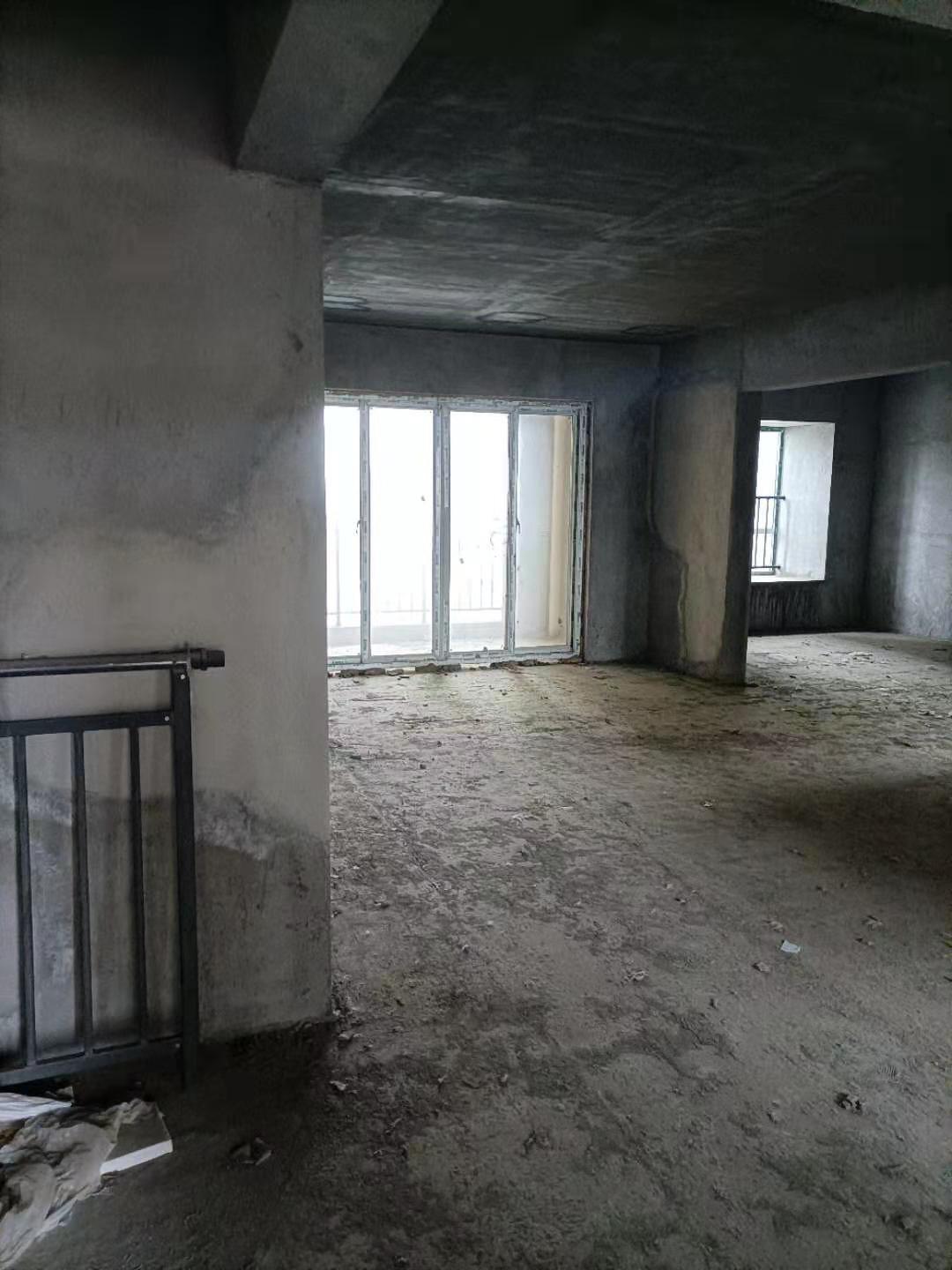 元泰未来城：新三中旁泰未来城毛坯大三房，中间楼层，税都交了，还有20万贷款