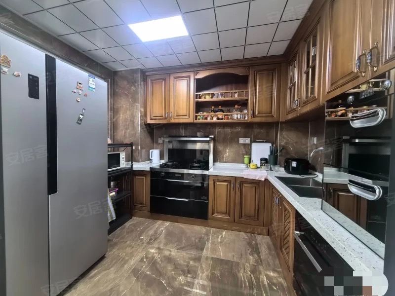 降价了，城南湖景房，森林国际城，1梯1户，豪装四房，好楼层，带两个车位，急售