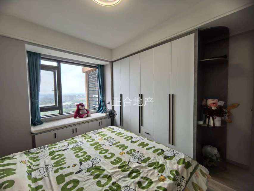 业主诚心出售，城南，新沔中旁，全新精装三房，单价4600，送车位，边户双阳台