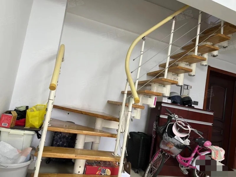 209，诚心出售。捡漏，新天地沃尔玛，81平装修复式，电梯两房，中间楼层，