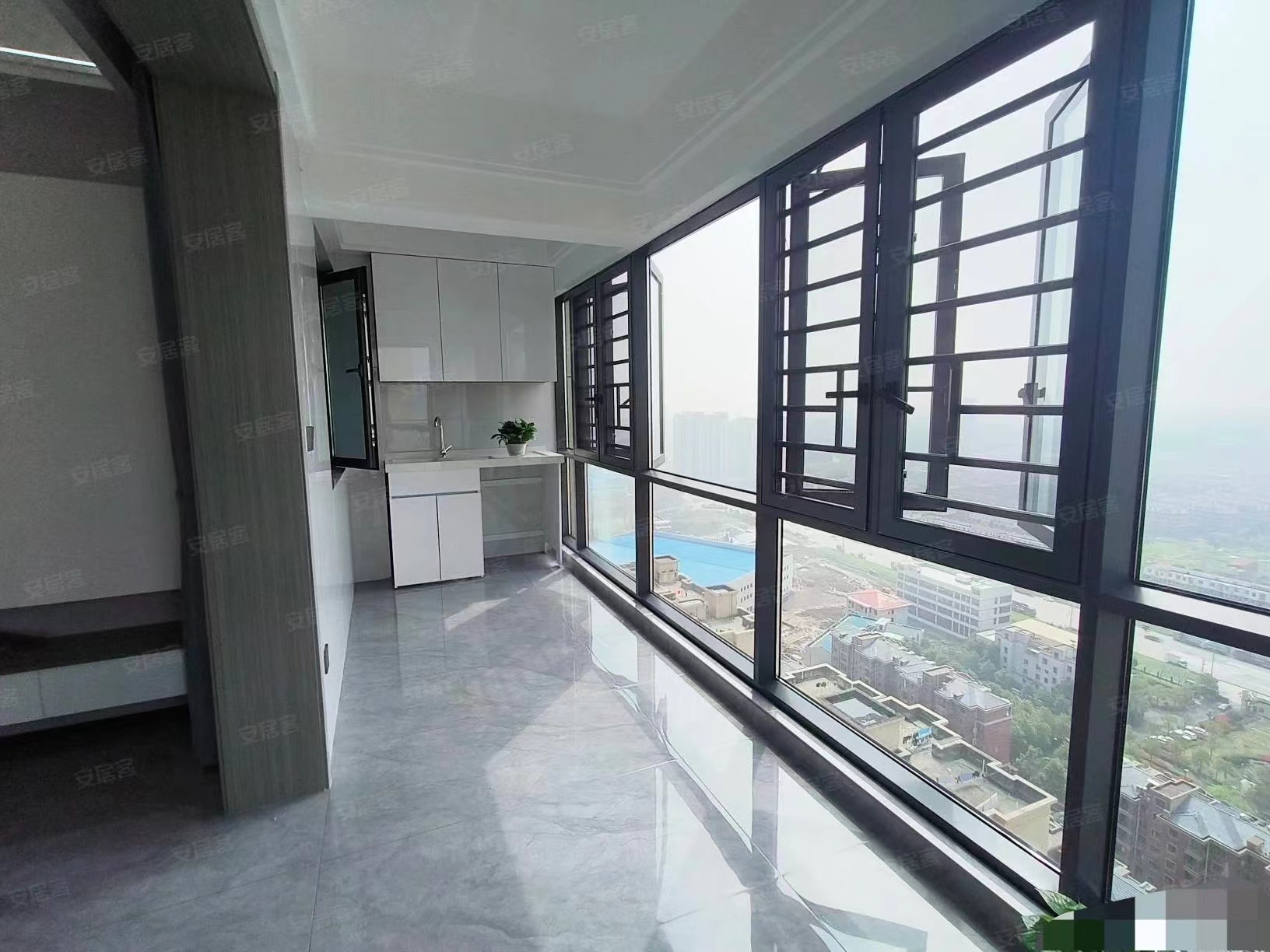 33，诚心出售，森林国际翡冷翠，全新精装三房，采光视野很好，满二