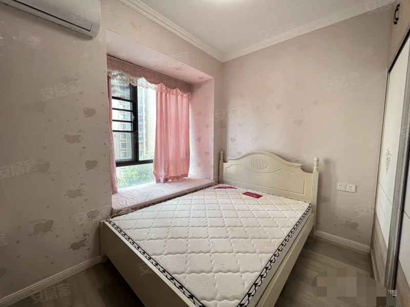 108，亏本急售，康湾一品，精装大4房，家装齐全，送一个地下车位，老证。