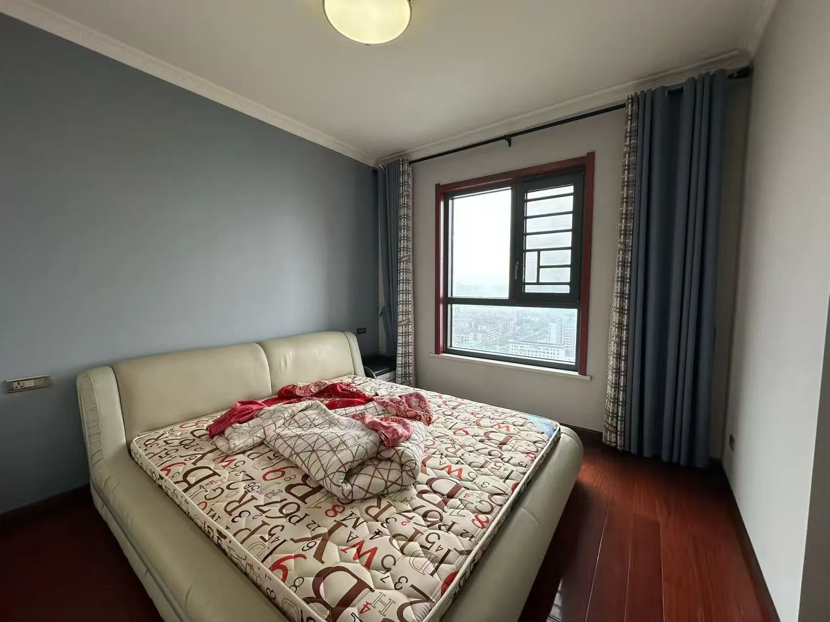 天下城市星座，电梯好楼层25楼，精装三房，一口价39.8万，证满二