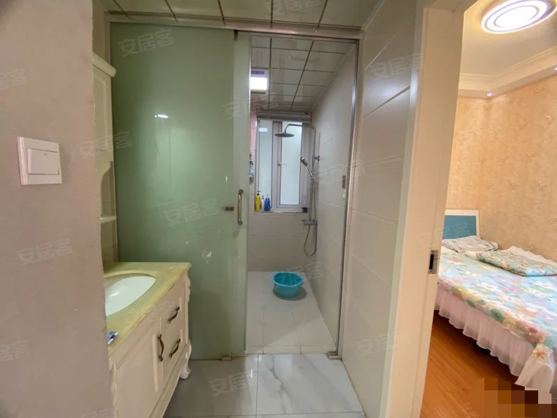 捡漏，房东急售，双湖景房，森林国际，精装3房，电梯好楼层。装修成色新