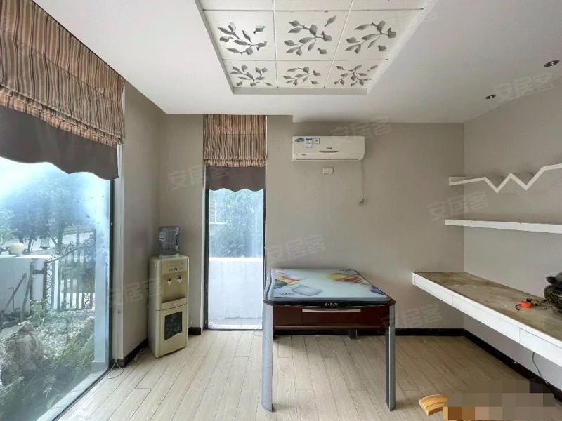 急售，1楼带院子，城南大小区，明珠豪庭。精装四房，电梯洋房，元泰三中