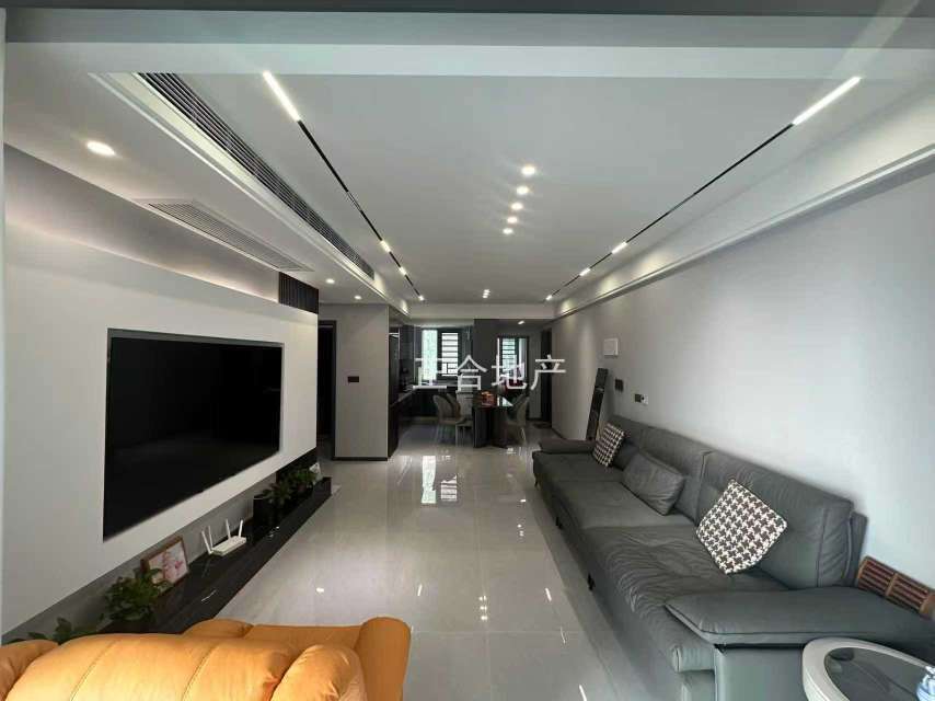 风和日丽， 全新装修婚房，精装4房2卫 ，送车位，9.5成新，好楼层，新三中