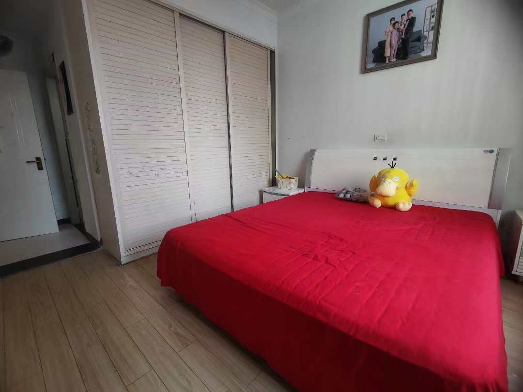 世北春花园.精装三房.证件满二.小区有出场好停车.看房方便