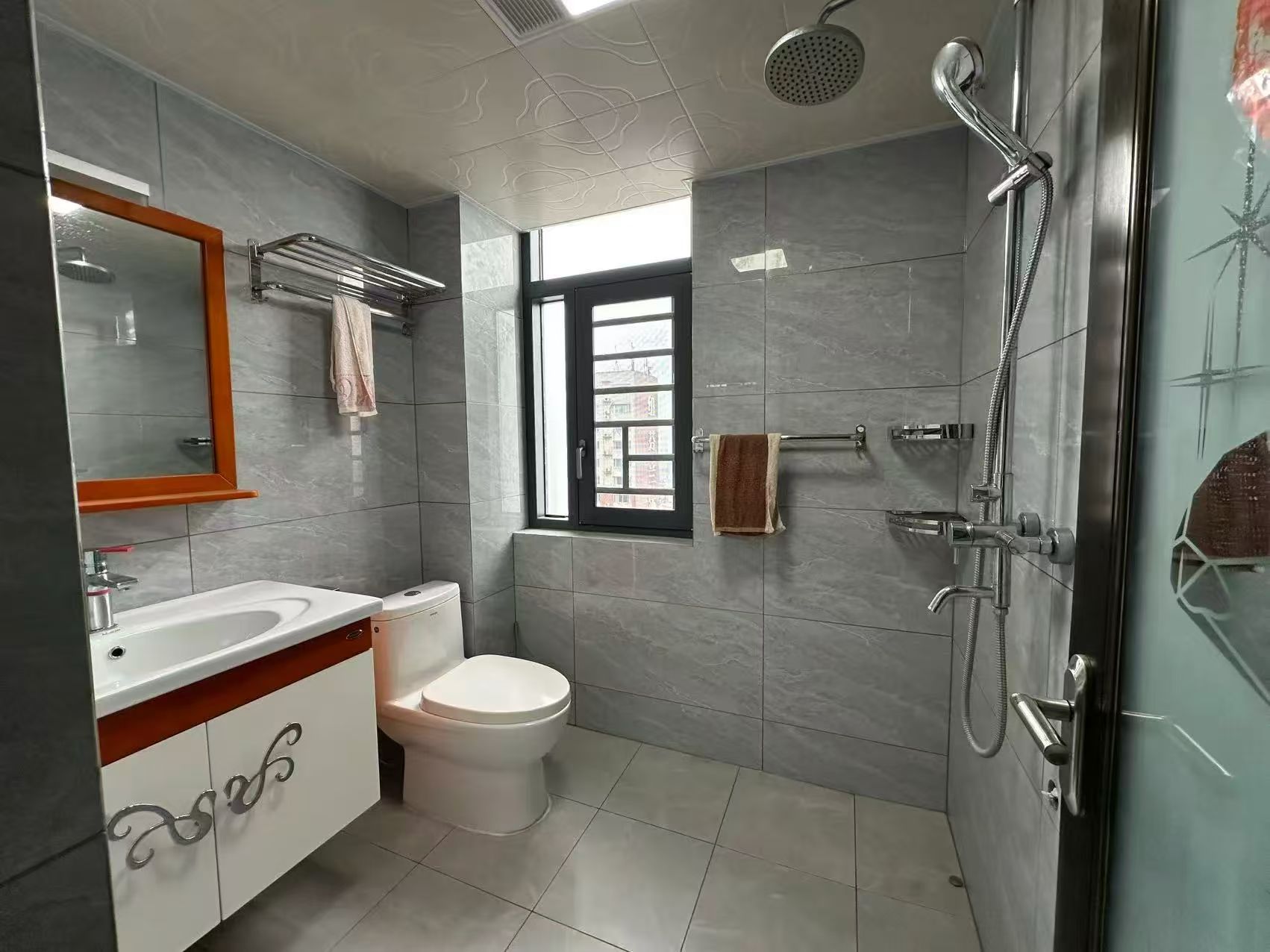 天下城市星座，电梯好楼层25楼，精装三房，一口价39.8万，证满二