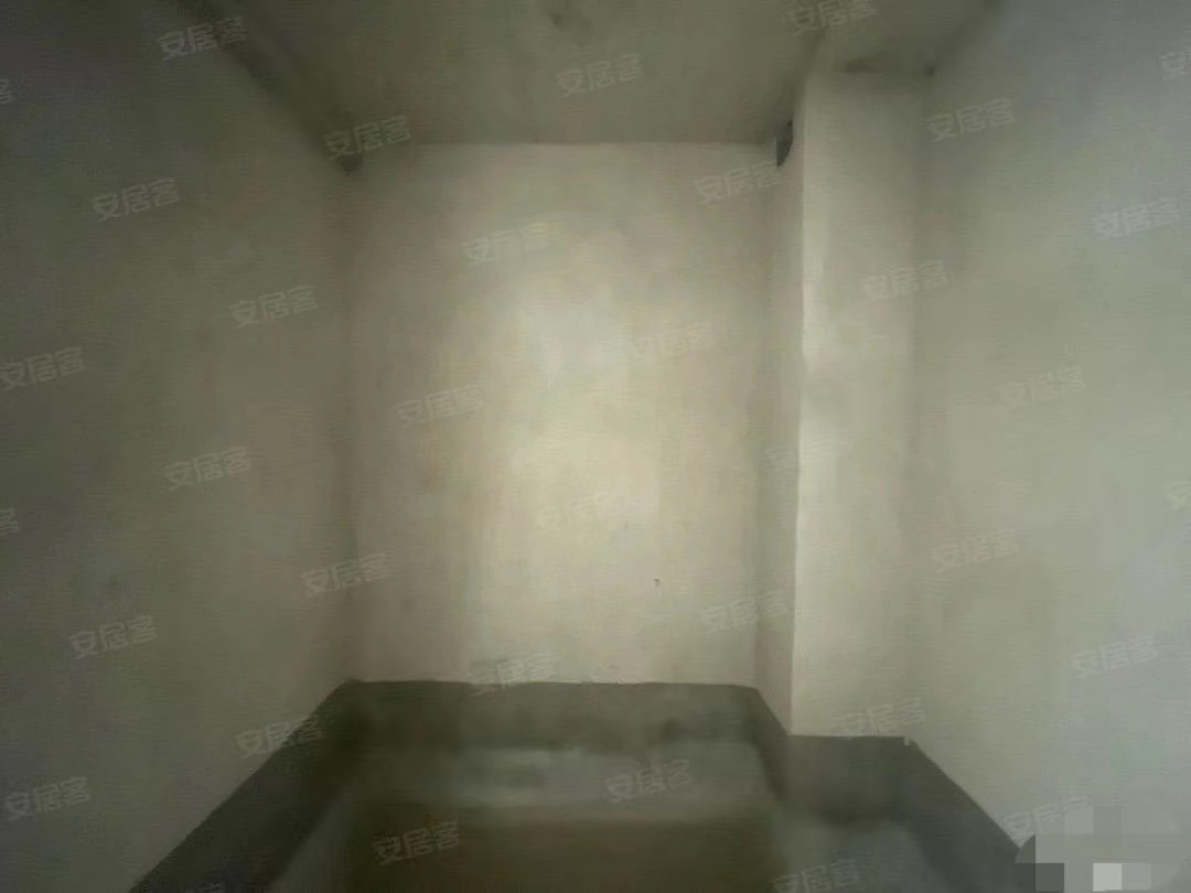 降价了，房东亏本出售，元泰C区，单价4字开头，毛坯三房，证满二，速度捡漏