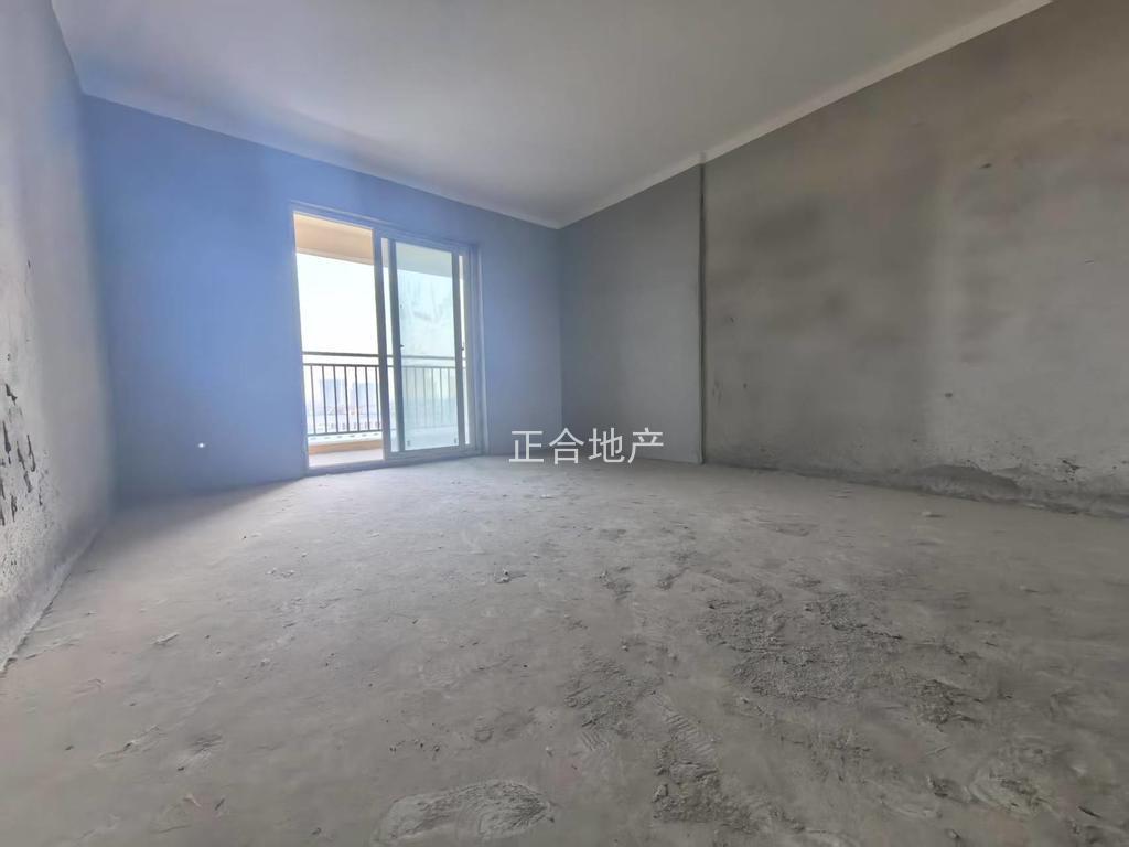 诚心出售，森林国际城，毛坯4室2厅2卫，电梯好楼层，证满二，采光视野好，