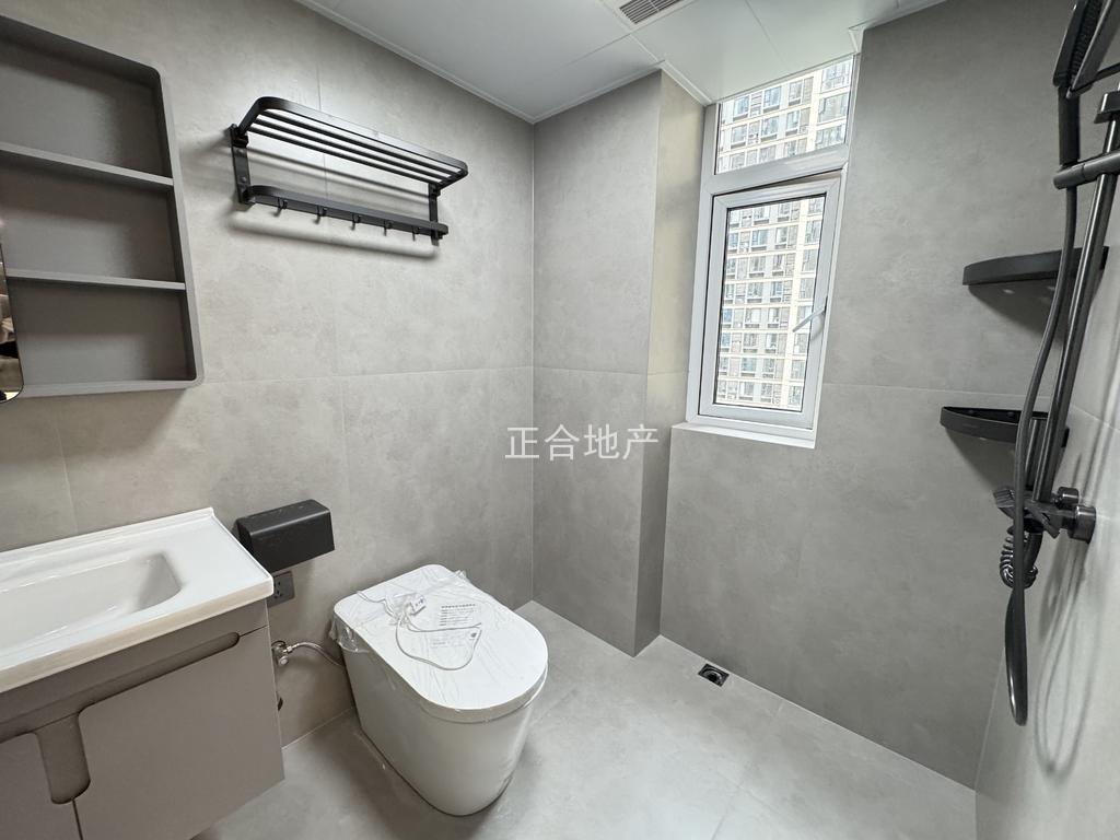 诚心出售，风和日丽，全新装修，电梯好楼层13楼，证满二，南北通透