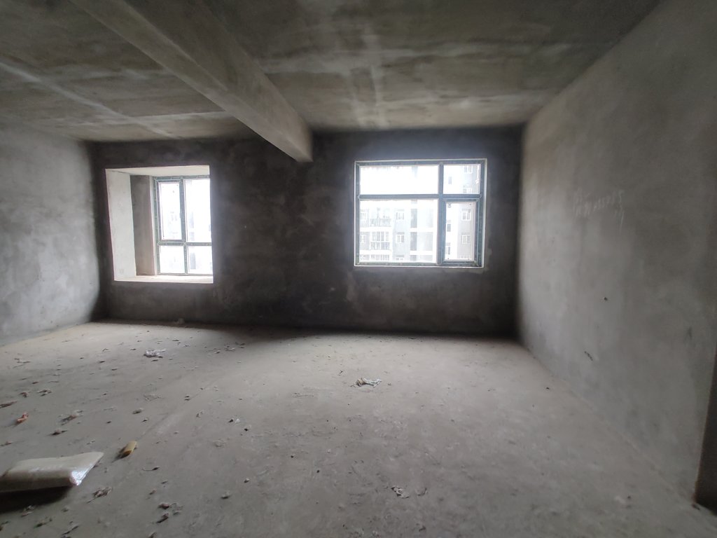 元泰清华园.毛坯大三房.证件满二.单嫁才5800多.看房方便