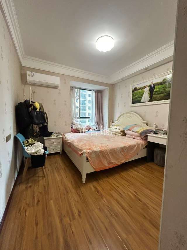 急售，新城壹号四期，湖景房，精装三房，一口价49.5万，拎包入住，证满二