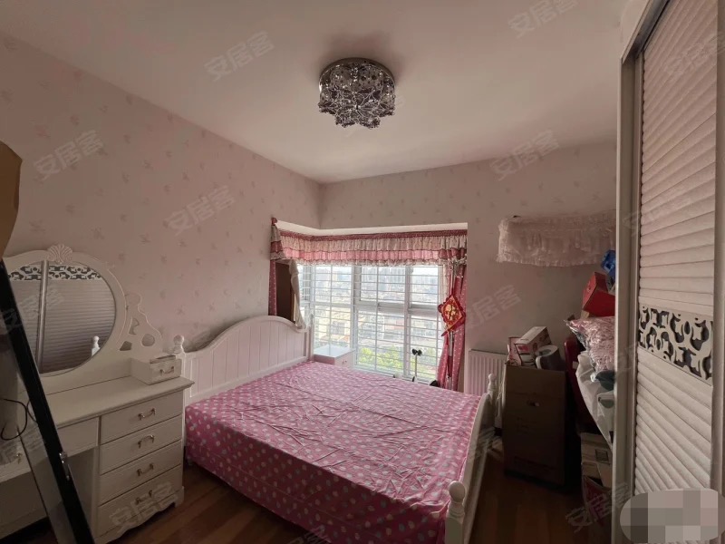 商城旁，圣淘沙精装四房，单价4000全屋暖气片，江景电梯房