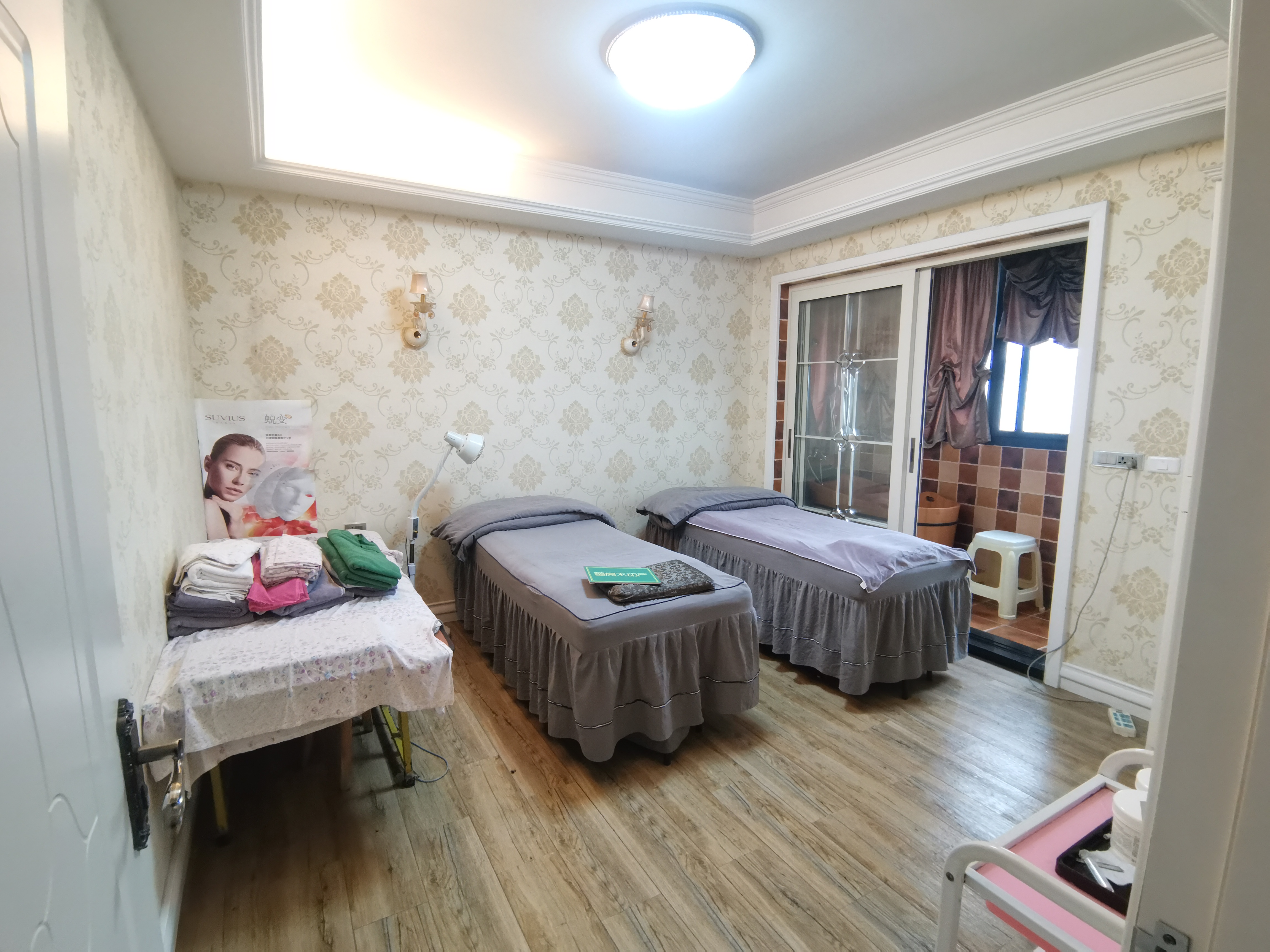 武商附近金帝苑四室两厅两卫，精装修熵住两用，拎包入住！