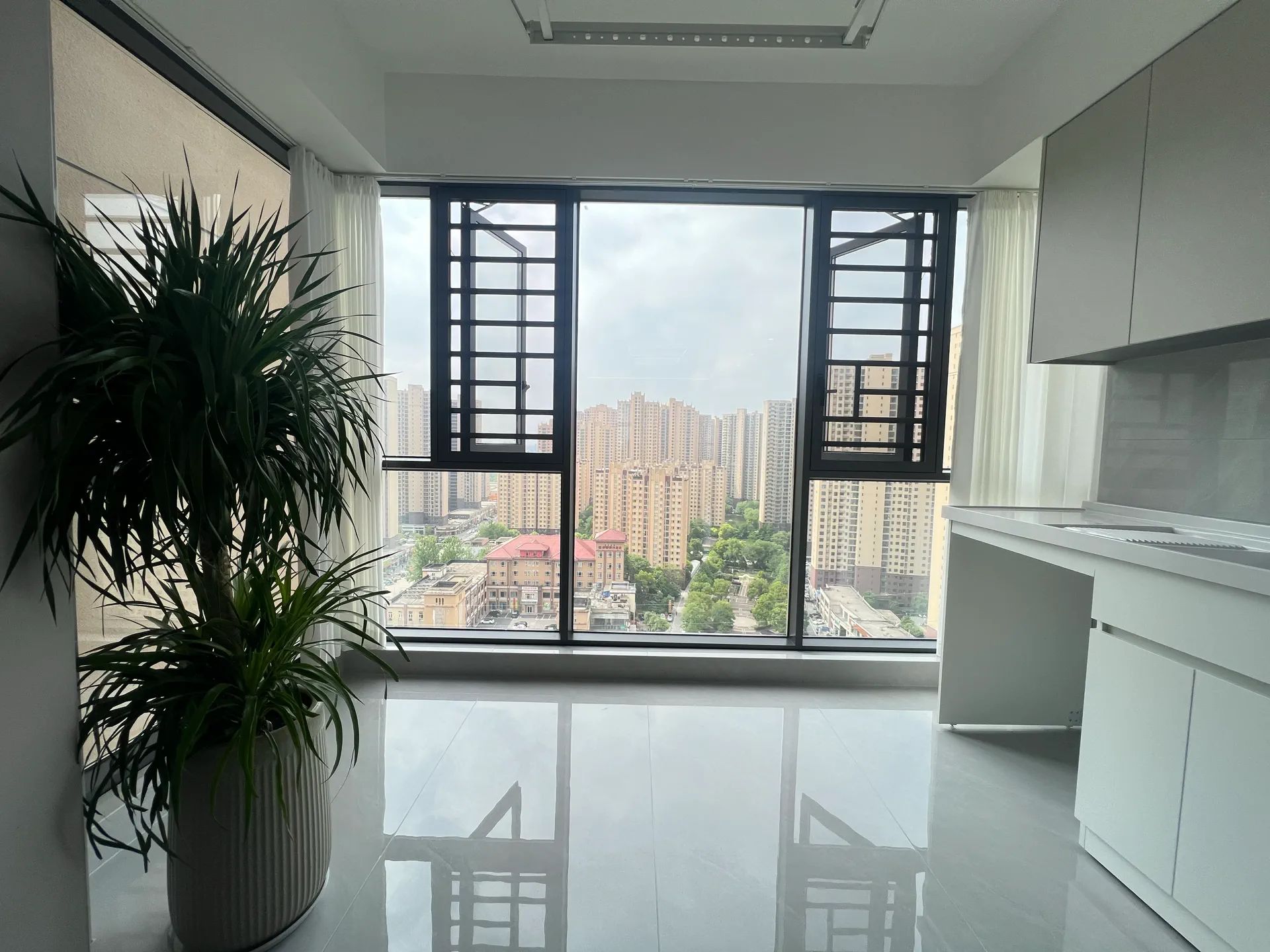 学府名都，边户，全新精装三房两卫，中间楼层。证满二
