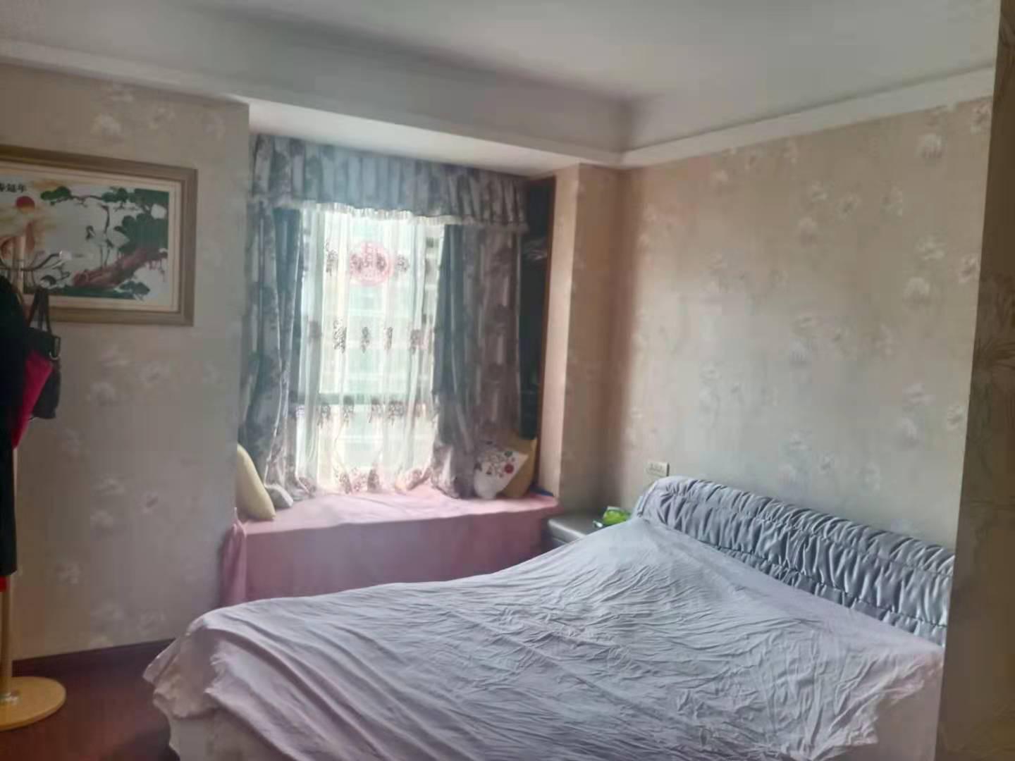 满五..wei一.精装修，中式装修。还有一个车位，单 卖